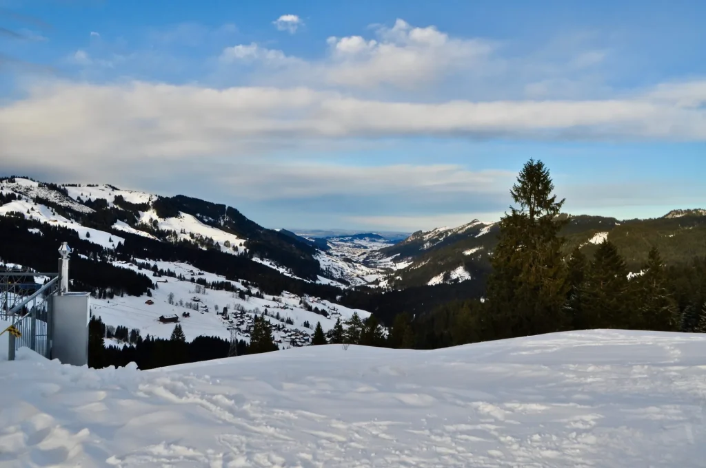 Blick über das Skigebiet Brunni / Brunnital SZ in der  bis nach Einsiedeln im Winter und mit Schnee. Weisse Winterlandschaft in der Mythenregion, Schweiz