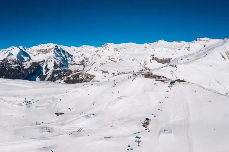 Vista aerea della stazione sciistica di Crans-montana con lo snowpark e la seggiovia in una soleggiata giornata invernale nelle Alpi del Vallese, Svizzera