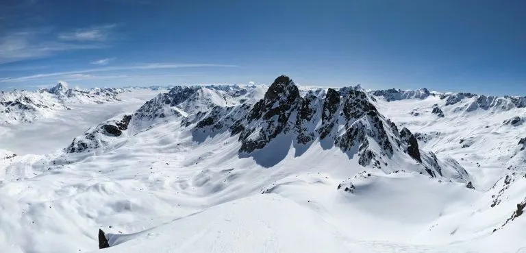 Escursione di sci di fondo sul Radüner Rothorn con vista sul Piz Radönt. Sci alpinismo skimo. Davos Klosters Svizzera. Foto di alta qualità