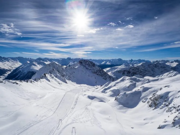 Montagne nell'area di Parsenn, stazione sciistica Weissfluhgipfel a Davos, Svizzera