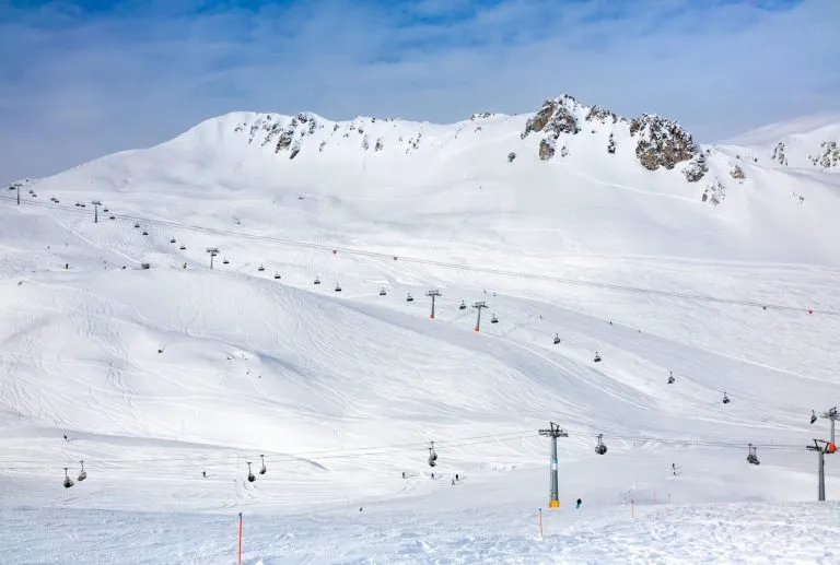 Paesaggio di un'area sciistica nella stazione invernale di Davos, in Svizzera.