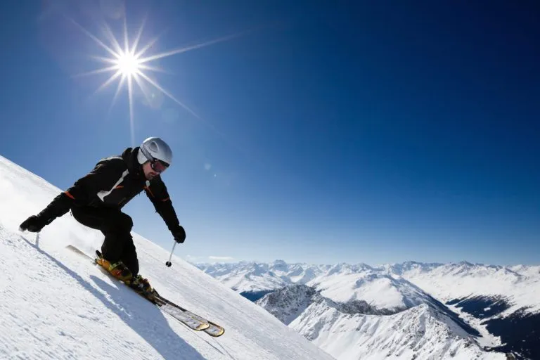 Sciatore maschio con vista sulle montagne