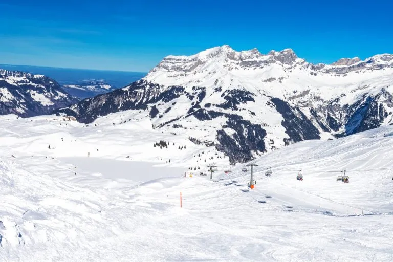 Magnifique paysage hivernal des Alpes suisses. Skieurs dans la célèbre station de Engelgerg - Titlis, Suisse, Europe