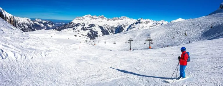 Schöne Winterlandschaft mit Schweizer Alpen. Skifahrer Skifahren in berühmten Engelgerg - Titlis Skigebiet, Schweiz, Europa