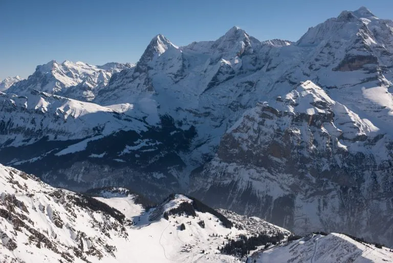 le famose montagne svizzere eiger monk e jungfrau, in basso nella foto il villaggio di montagna mürren, raggiungibile solo con la funivia o a piedi.