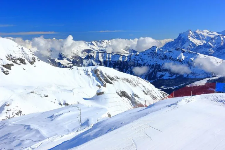 Vue des Alpes depuis le Schilthorn. Alpes bernoises en Suisse, Europe.