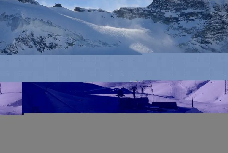 Morenia und Felskinn - Seilbahnstationen und Mittelallalin auf dem Gipfel, wo man mit der Metro Alpin - der höchsten Standseilbahn der Welt - hinauffahren kann, Saas Fee, Wallis, Wallis, Schweiz, Europa