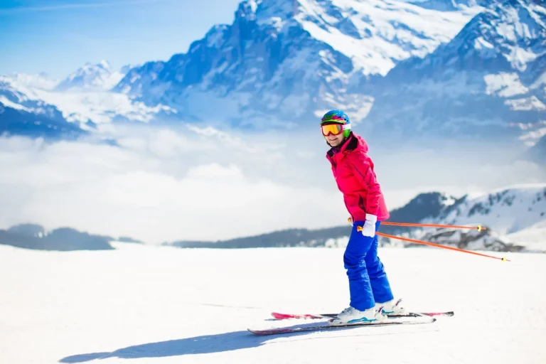 Jeune femme faisant du ski en montagne.