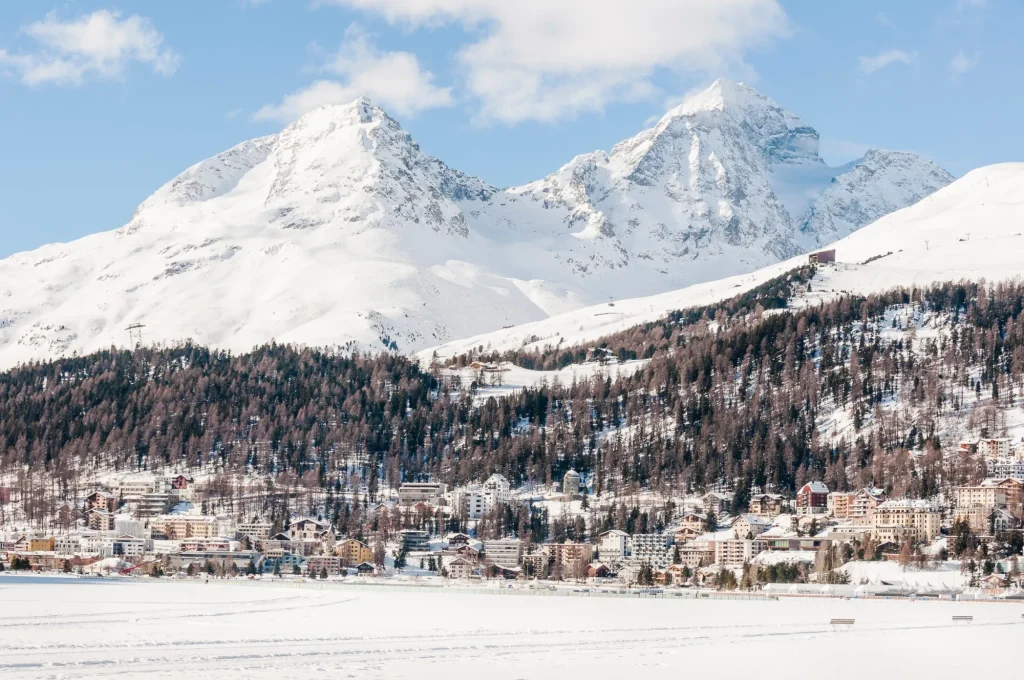 St. Moritz, St. Moritzersee, Oberengadin, Corviglia, Piz Julier, Engadiner Dorf, Winter, Wintersport, Graubünden, Schweiz