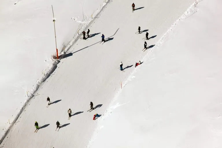 Les gens font du ski à St Moritz en Suisse