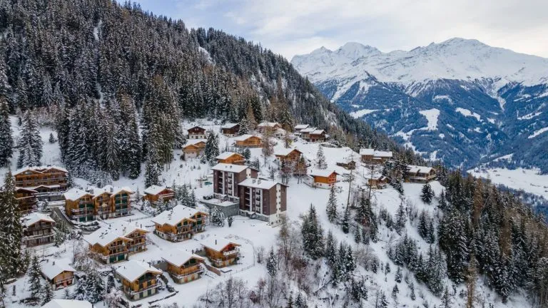 Das schneebedeckte Dorf Verbier in der Schweiz.