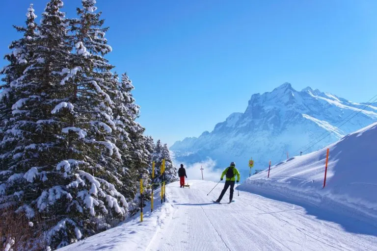 schneebedeckte Skipisten im verschneiten Winter in den Schweizer Alpen