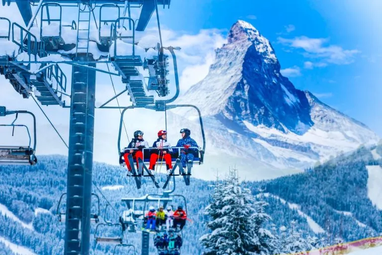 Vue magnifique du Gornergrat, Zermatt, station de ski du Cervin en Suisse avec le transport en télésiège.